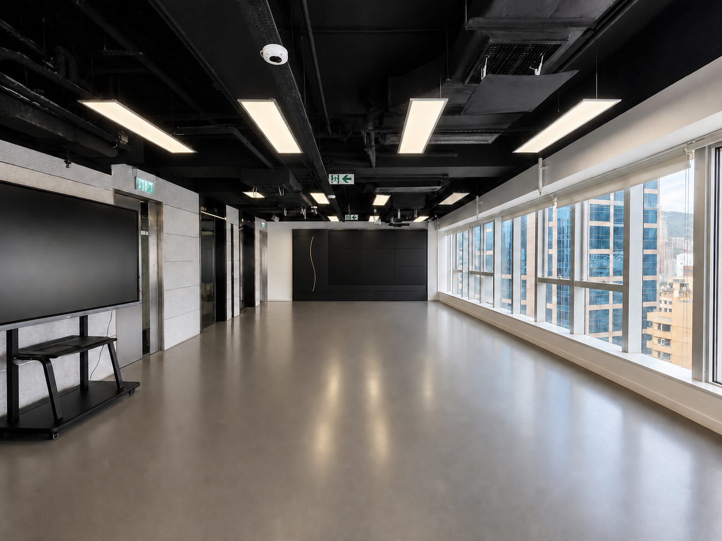 經整理的 HUB 239 灣仔活動場地，展示開放地面、長窗景觀與帶金銅弧線的黑色九格媒體牆