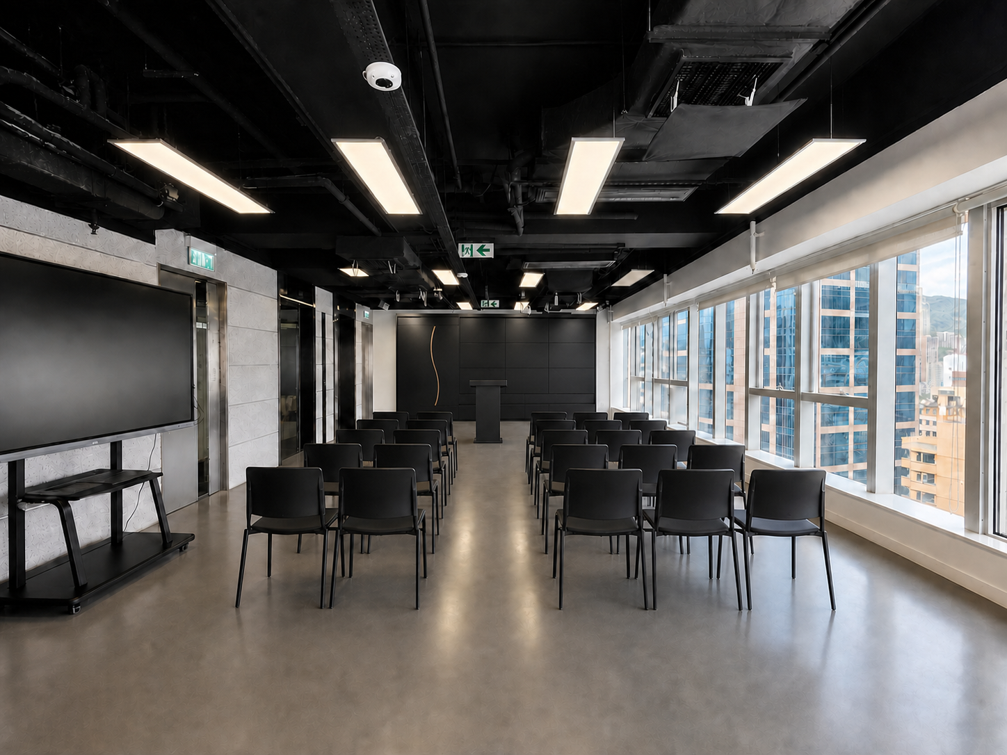 HUB 239 工作坊座位佈置示意，黑色椅子面向帶金銅弧線的九格媒體牆並保留中央通道